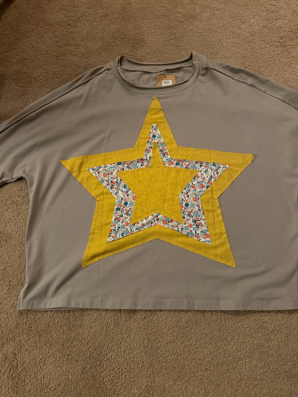 Women’s Appliqué Tee Size Small- Yellow Star on Gray